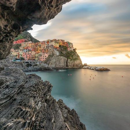 L' Attico Giallo Oro Di Giulia มานารอลา ภายนอก รูปภาพ